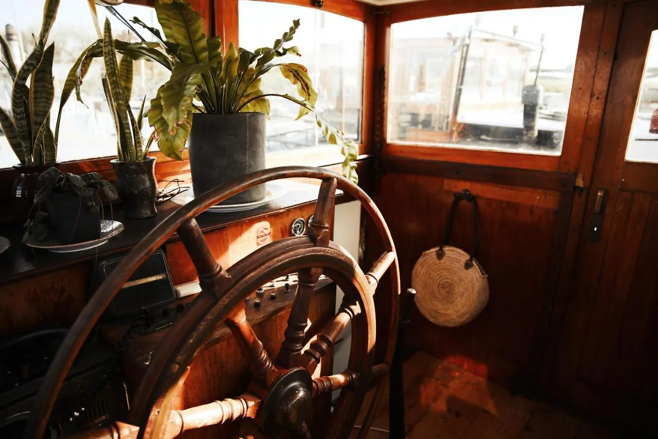 Captain Pippi; Amsterdam'S Finest Houseboat Hotel 0*, Amsterdam