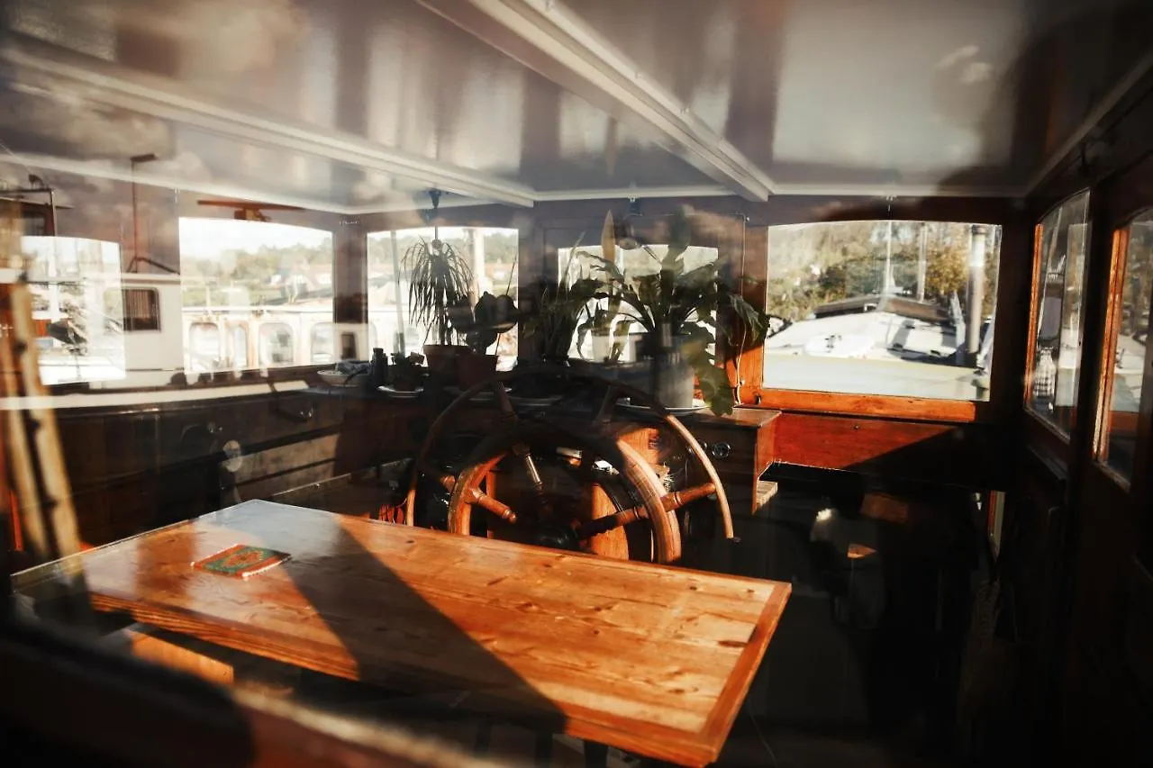 Captain Pippi; Amsterdam'S Finest Houseboat Hotel