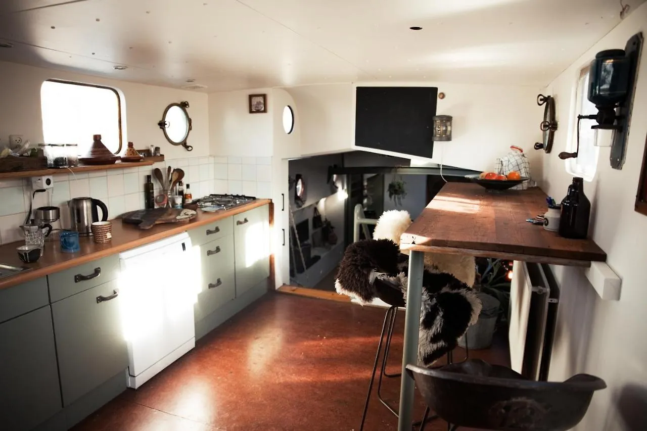 Captain Pippi; Amsterdam'S Finest Houseboat Hotel 0*, Amsterdam