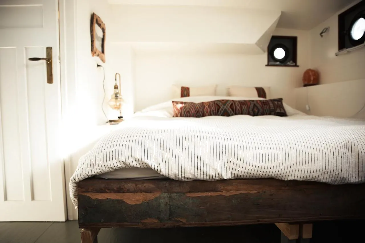 Captain Pippi; Amsterdam'S Finest Houseboat Hotel Botel Amsterdam